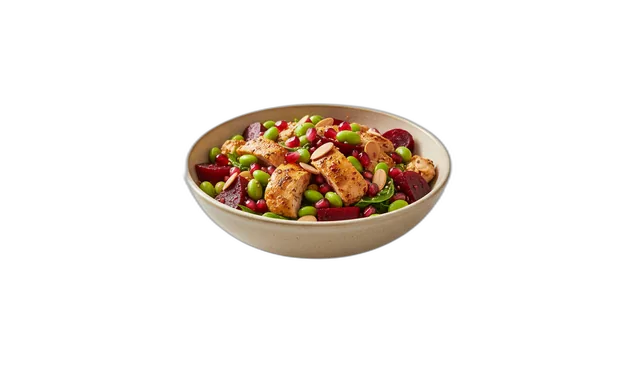 Bowl mit Hähnchen, Edamame, Roter Bete, Granatapfel und Mandeln