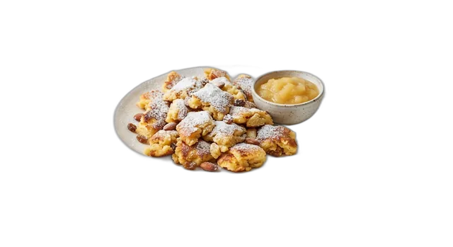 Kaiserschmarrn mit Puderzucker und Apfelmus
