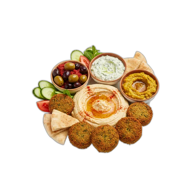 Mezze Platte mit Hummus, Falafel, Oliven und verschiedenen Dips