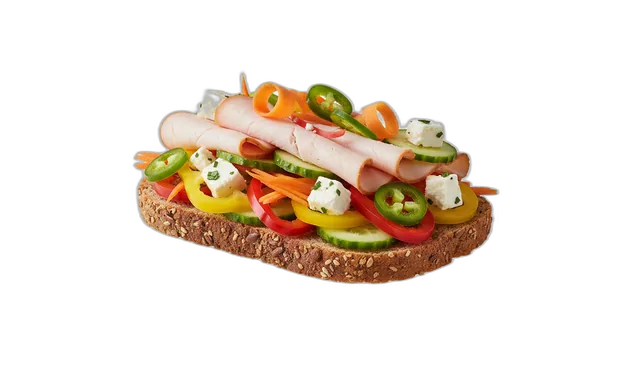Vollkornbrot mit Putenbrust, Feta, Gurke, Paprika, Karotte und Jalapeños
